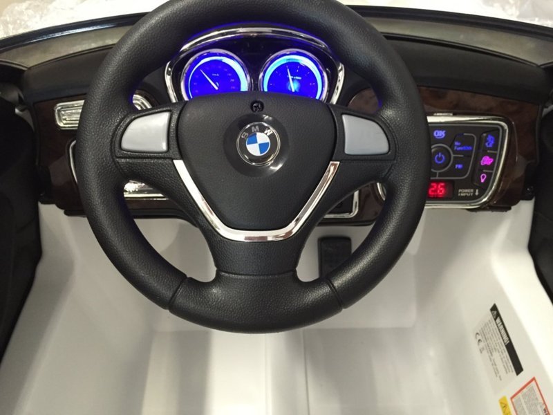 BMW-X6-volante-conducir