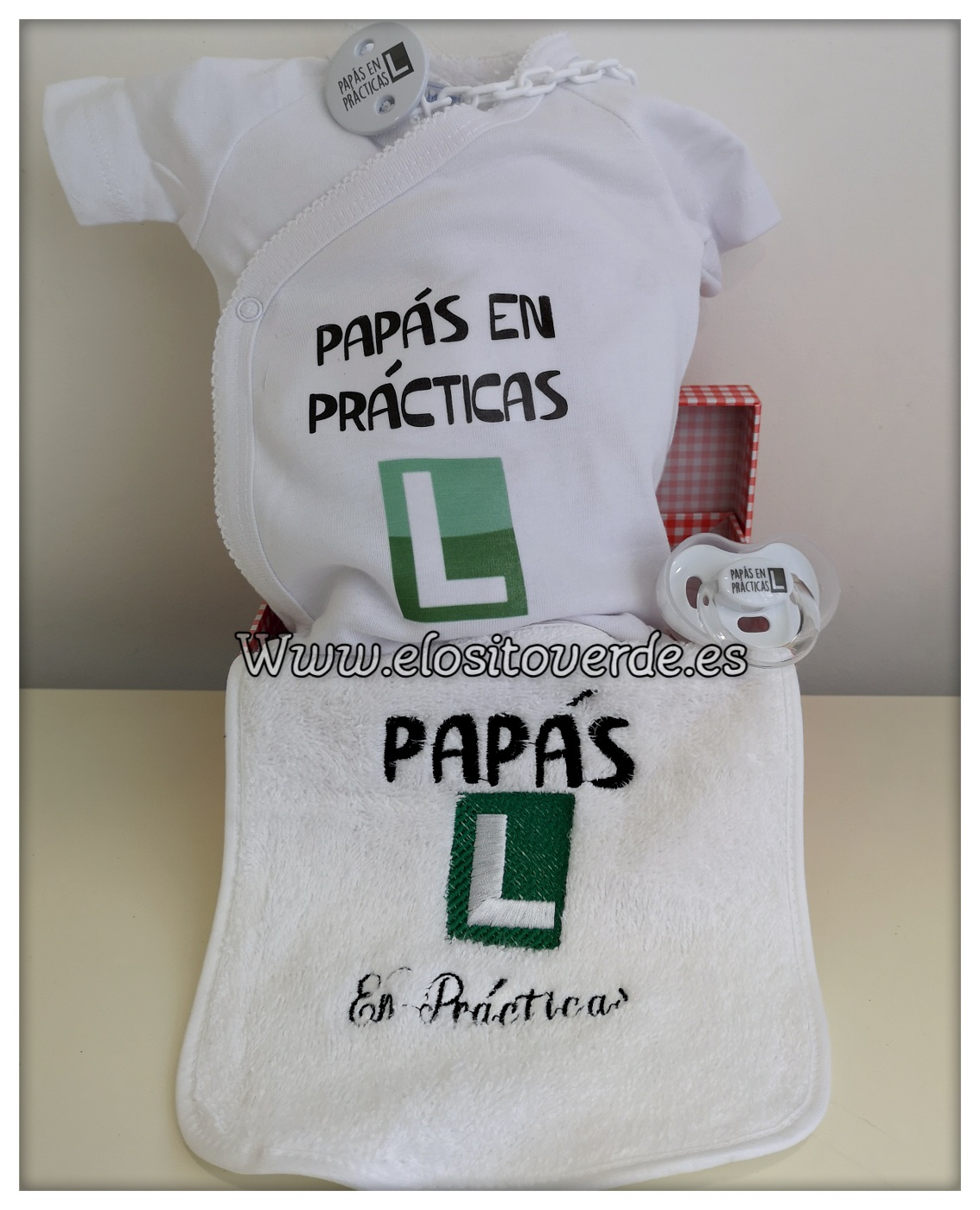 Caja regalo Papás en precticas (2).jpg