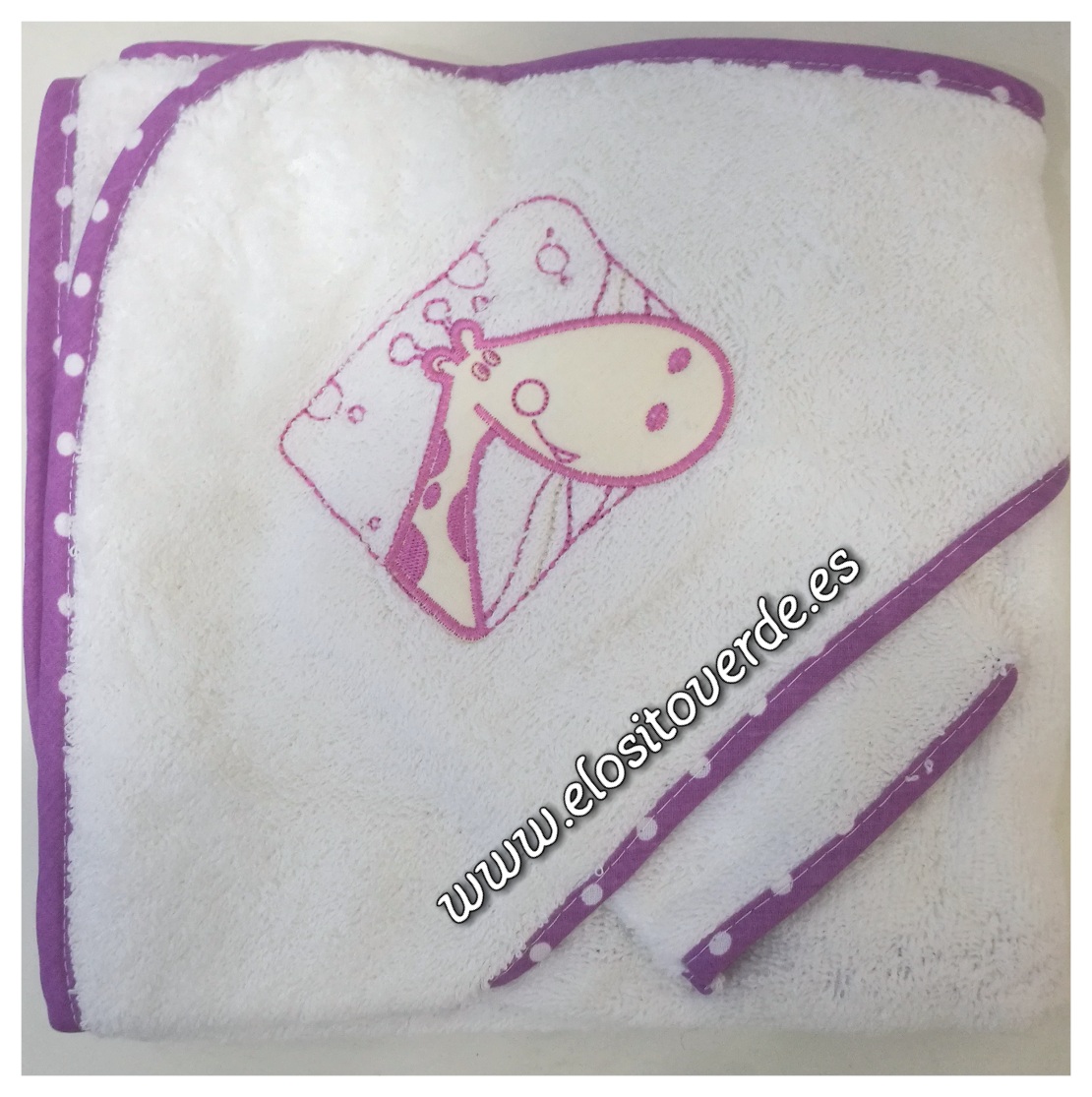 Capa de baño  Violeta jirafa bebe manopla bordada con nombre.jpg