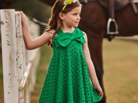 Vestido verde esmeralda perforado de algodón para niña